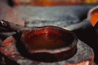 Atölyede demir boşluklar vardır