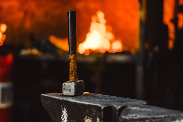 Werkzeuge in der Schmiede — Stockfoto