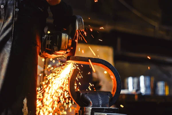 Sierras de trabajo chispas de hierro — Foto de Stock