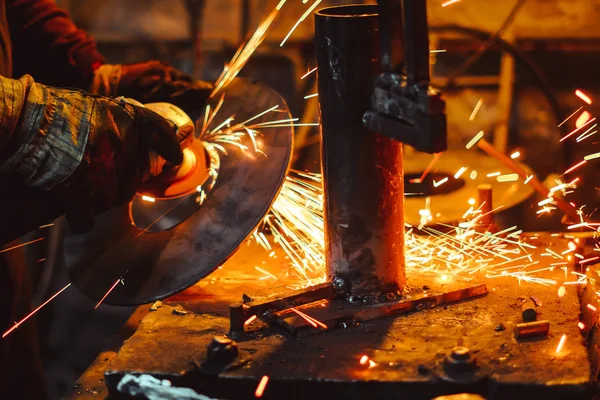 Sierras de trabajo chispas de hierro — Foto de Stock