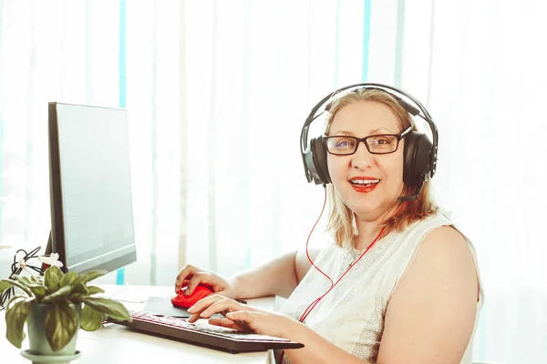 An elderly woman on the computer — Stock Photo, Image