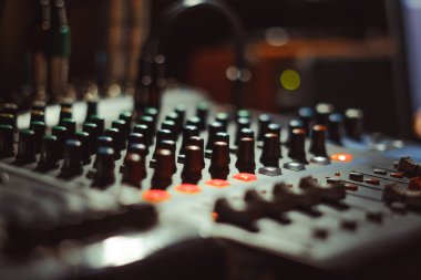 Konserde karıştırma konsolu