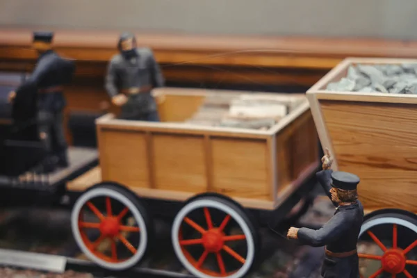 Модель старого іграшкового поїзда з людьми — стокове фото