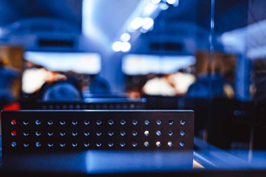 konserde, demir koltuk projektör