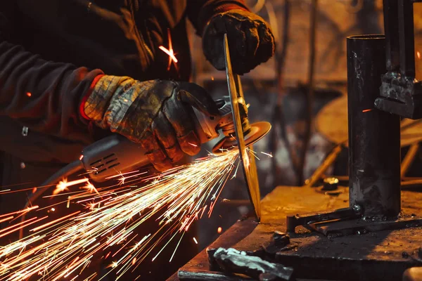 Sierras de trabajo chispas de hierro — Foto de Stock