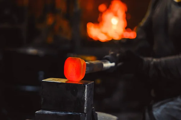 Martillo en la fragua — Foto de Stock