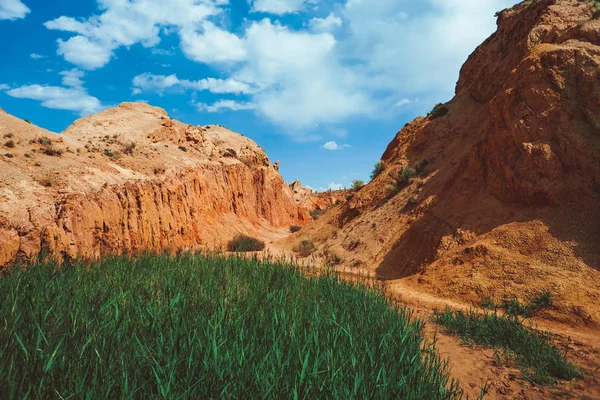 El paisaje de las montañas rojas — Foto de Stock