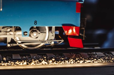 bir oyuncak tren tekerlek raylar üzerinde
