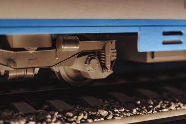 bir oyuncak tren tekerlek raylar üzerinde