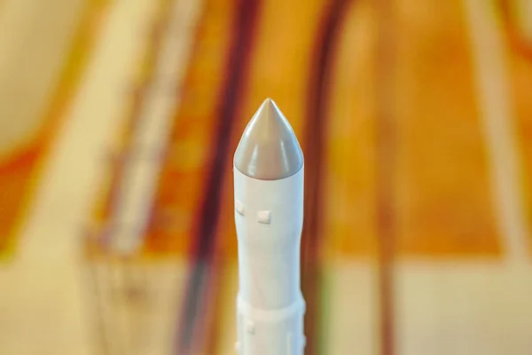 Чорно-біла багатоступенева космічна ракетна модель — стокове фото