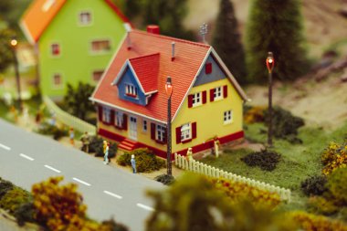 sokaklarda, ağaçlar ve yolun model
