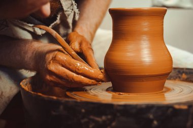 bir sürahi Potter yapar