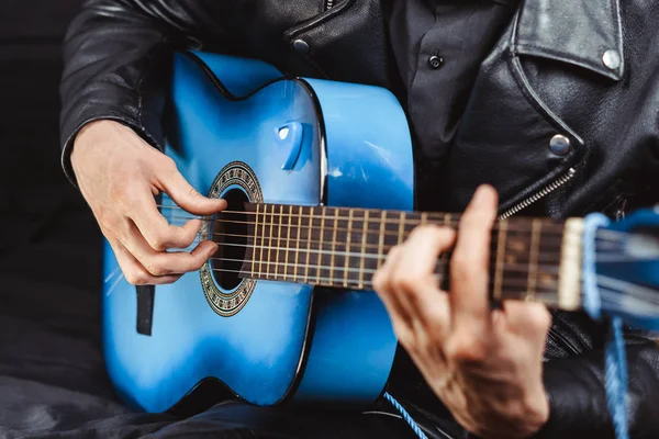 O cara toca guitarra — Fotografia de Stock