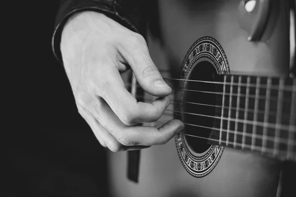 O cara toca guitarra — Fotografia de Stock