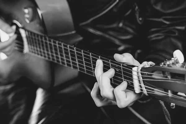 O cara toca guitarra — Fotografia de Stock