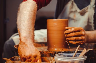 bir sürahi Potter yapar
