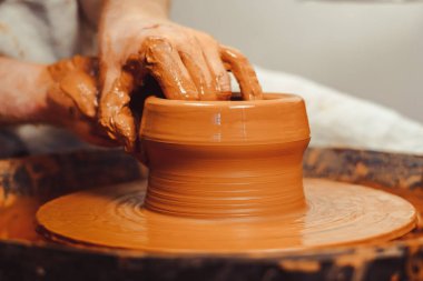 bir sürahi Potter yapar