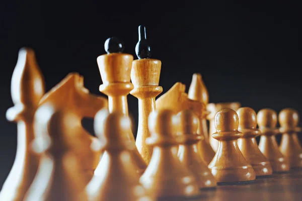 Piezas de ajedrez en el tablero — Foto de Stock