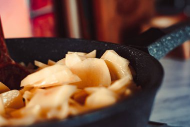 Tavada kızarmış patates.