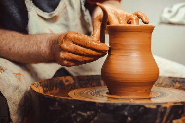 bir sürahi Potter yapar