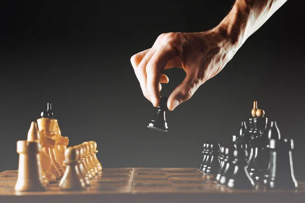 Mão segurando xadrez — Fotografia de Stock