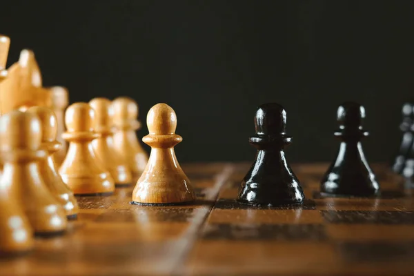 Piezas de ajedrez en el tablero — Foto de Stock