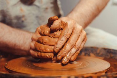 bir sürahi Potter yapar