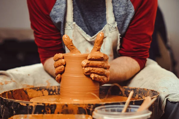 Potter hace una jarra — Foto de Stock