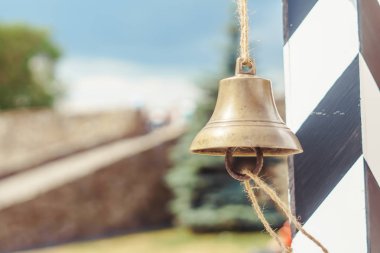 Çan asılı bir ip üzerinde