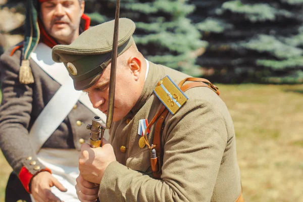 Novokuzneck, Rusko - 01.07.2018: lidé ve staré vojenské uniformě — Stock fotografie