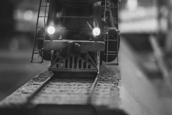 一对夫妇的旧玩具火车的模型 — 图库照片