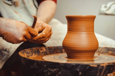 bir sürahi Potter yapar