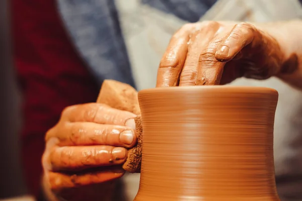 Potter hace una jarra — Foto de Stock