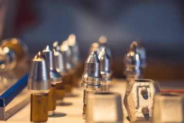 stand üzerindeki metal matkaplar