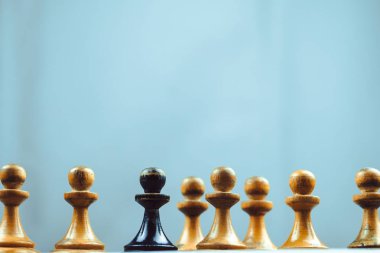 bir kalabalığın arasında