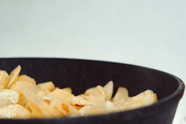 Tavada kızarmış patates.