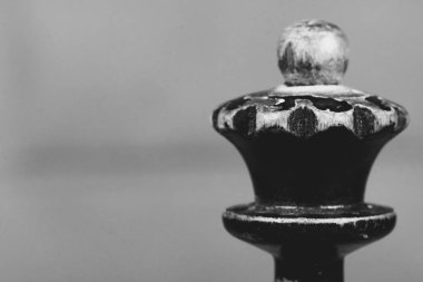 Kraliçe yalnız satranç