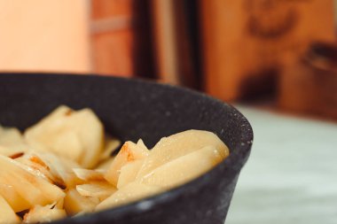 Tavada kızarmış patates.