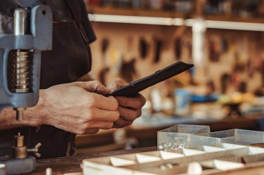 usta yardımcısı ile çalışır