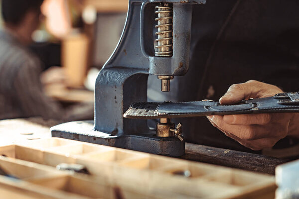 мастер работает с пороком
