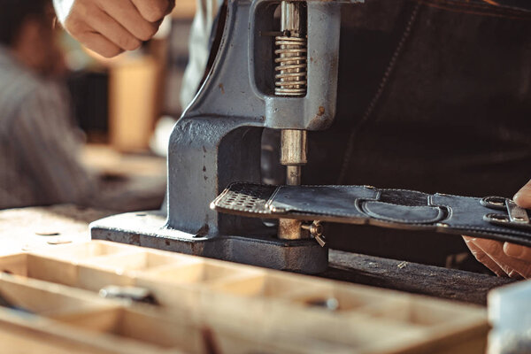 мастер работает с пороком
