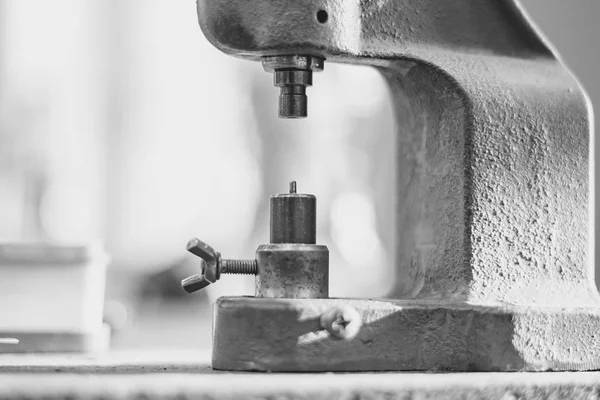 Vise sobre la mesa en el taller — Foto de Stock