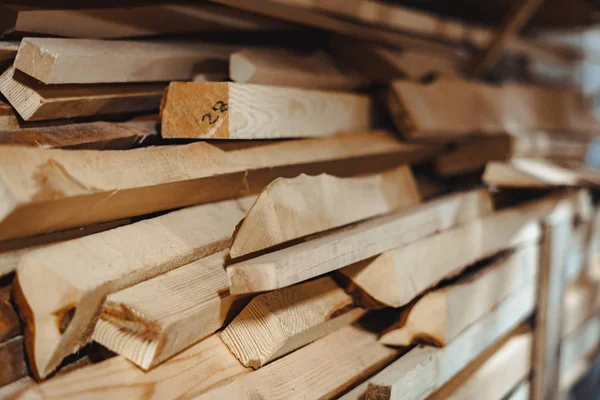 Planken in de winkel van timmerwerk — Stockfoto