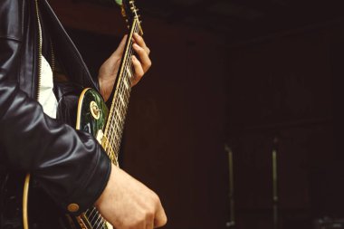 gitar klavyesine parmaklar