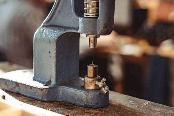 Vise sobre la mesa en el taller — Foto de Stock