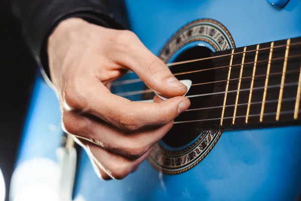 O cara toca guitarra — Fotografia de Stock