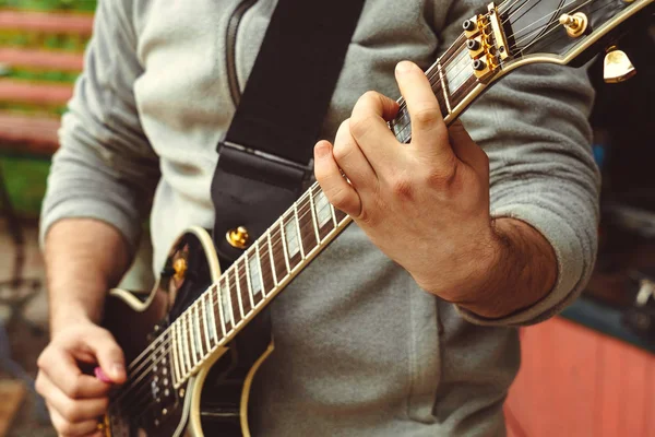 Palce na gryfie gitary — Zdjęcie stockowe