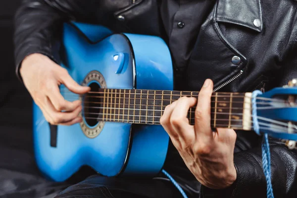 O cara toca guitarra — Fotografia de Stock