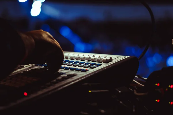 Consola de mezclas en el concierto —  Fotos de Stock