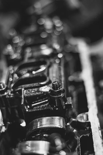 Válvula do motor em óleo — Fotografia de Stock